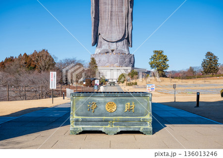 牛久大仏の賽銭箱と参道　祈りと信仰を象徴する風景 136013246