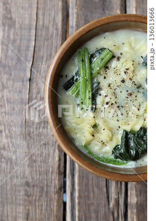 ショートパスタとほうれん草のクリームスープ 136013666