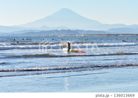 女性カヌーイストと富士を望む鵠沼海岸 女性カヌーイストと富士を望む鵠沼海岸 136013669
