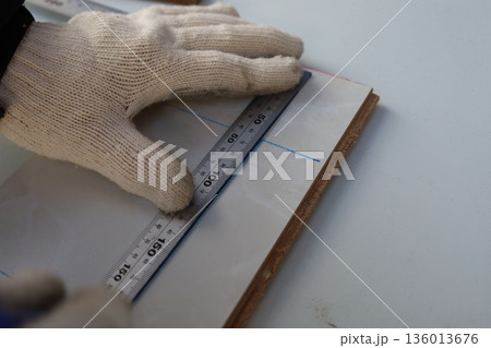定規で板材を測る作業用手袋の手元　DIYと正確な計測 136013676