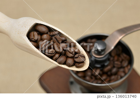 コーヒー豆とミル 136013740