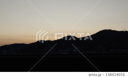 薄暮の郊外風景 薄暮の郊外風景 136014058