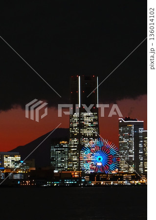 横浜みなとみらいの夜景 136014102