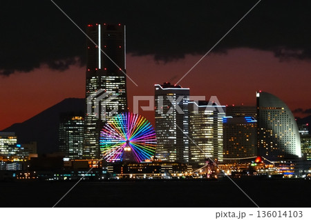 横浜みなとみらいの夜景 136014103