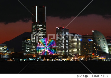 横浜みなとみらいの夜景 136014105