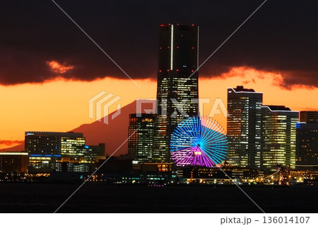 横浜みなとみらいの夜景 136014107