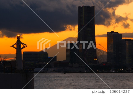 横浜みなとみらいの夕焼け 横浜みなとみらいの夕焼け 136014227