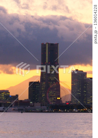 横浜みなとみらいの夕焼け 横浜みなとみらいの夕焼け 136014228