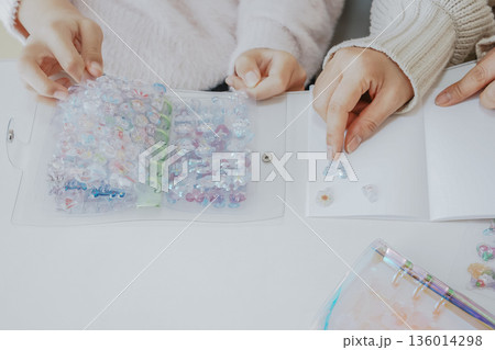 大人気のボンボンドロップシールを交換する風景 136014298