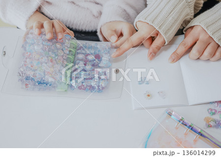 大人気のボンボンドロップシールを交換する風景 136014299