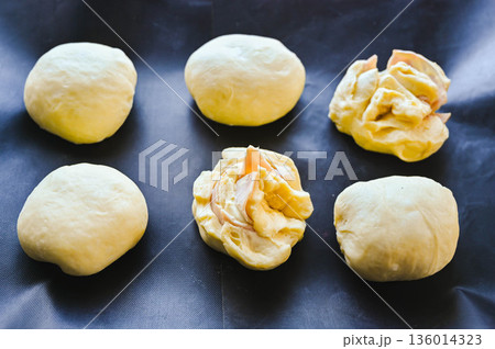 焼く前の総菜パン 136014323