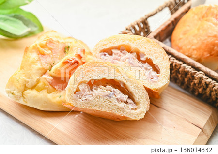 手作り総菜パン　ハムマヨとオニオンマヨ 136014332