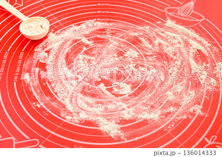 パン作り　クッキングマットに粉をふる 136014333