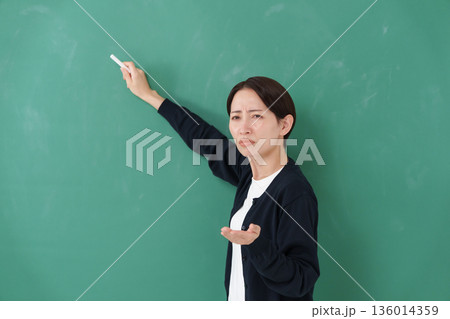 怒る女性 怒る女性 136014359