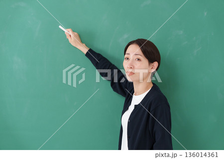 怒る女性 136014361