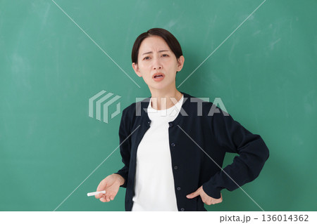 怒る女性 136014362