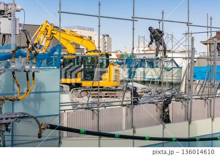 マンション解体現場と作業員 136014610