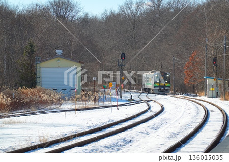 北海道弟子屈町 釧網本線 川湯温泉駅の風景より 136015035