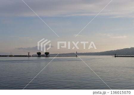 2022年8月15日 スイス レマン湖の早朝風景 136015070