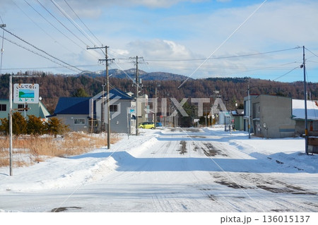 北海道清里町 釧網本線 緑駅前の風景より 136015137