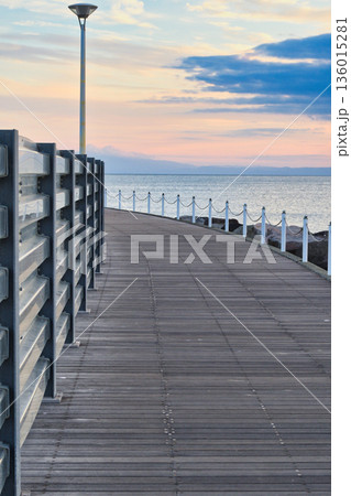 江ノ島　片瀬漁港　西プロムナードの夕景（神奈川県藤沢市） 136015281