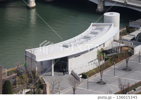 こども本の森 中之島（大阪市北区、安藤忠雄設計） 136015345