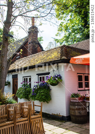 屋根に苔が付いた歴史的な赤レンガの建物　ロンドン郊外のイーストコート・ハウスにて 136015422