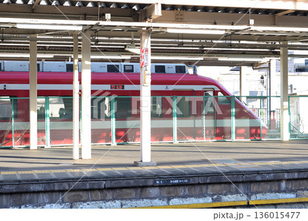 駅に停車中の東武両毛特急 136015477