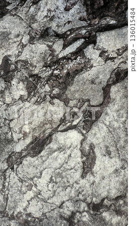 背景にも使える岩の表面の素材 136015484