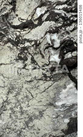 背景にも使える岩の表面の素材 136015486