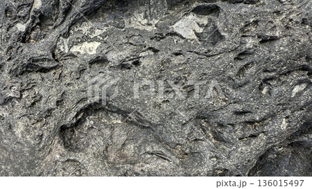 背景にも使える岩の表面の素材 136015497
