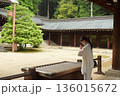 神社で参拝するシニア女性 136015672