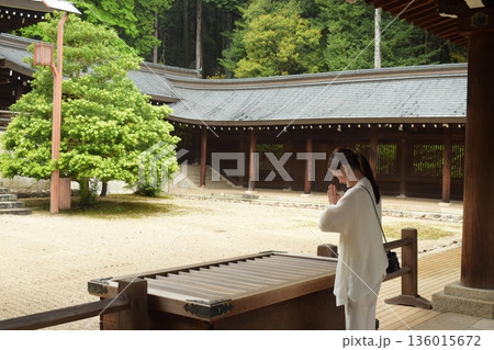 神社で参拝するシニア女性 136015672