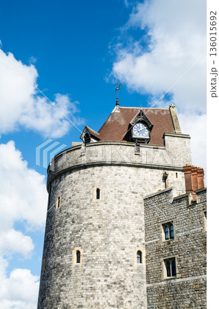 明るい青空と浮かぶ雲の下の歴史的な石造りのウィンザー城 ロンドン郊外の街並み 明るい青空と浮かぶ雲の下の歴史的な石造りのウィンザー城 ロンドン郊外の街並み 136015692