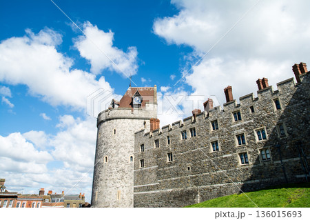 明るい青空と浮かぶ雲の下の歴史的な石造りのウィンザー城　ロンドン郊外の街並み 136015693