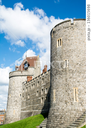 明るい青空と浮かぶ雲の下の歴史的な石造りのウィンザー城　ロンドン郊外の街並み 136015698
