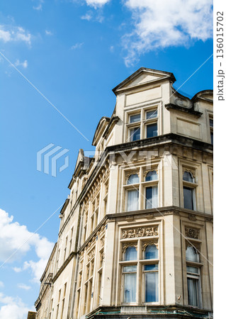 明るい青空と日差しの下の歴史的な石造りの建物　ロンドン郊外のウィンザーの街並み 136015702