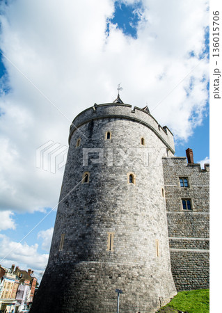 明るい青空と浮かぶ雲の下の歴史的な石造りのウィンザー城 ロンドン郊外の街並み 明るい青空と浮かぶ雲の下の歴史的な石造りのウィンザー城 ロンドン郊外の街並み 136015706