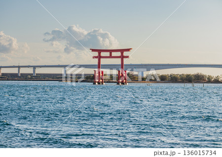 浜松市の日の入り前の弁天島の赤い鳥居の風景(静岡県) 浜松市の日の入り前の弁天島の赤い鳥居の風景(静岡県) 136015734