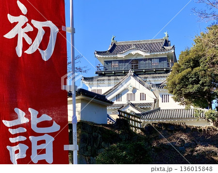 初詣の幟旗と青空に彩られた岡崎城天守閣を見上げる〈岡崎城公園/愛知県岡崎市〉 初詣の幟旗と青空に彩られた岡崎城天守閣を見上げる〈岡崎城公園/愛知県岡崎市〉 136015848