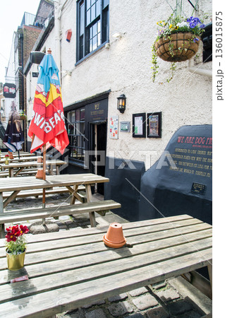 石畳の通りに並べられた店先のテーブルとイス　ロンドン郊外のウィンザーの街並み 136015875