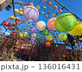 青空とおふさ観音のカラフルな提灯 136016431