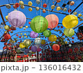 青空とおふさ観音のカラフルな提灯 136016432