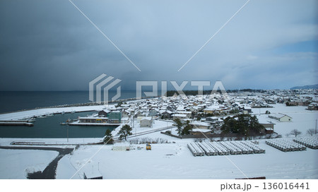 積雪の黒部川扇状地、黒部川河口付近からの眺め 136016441