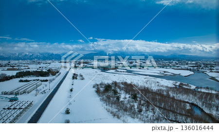 積雪の黒部川扇状地、黒部川河口付近からの眺め 136016444