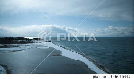 積雪の黒部川扇状地、黒部川河口付近からの眺め 136016447
