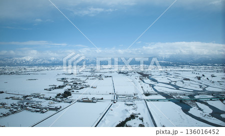 積雪の黒部川扇状地、黒部川河口付近からの眺め 積雪の黒部川扇状地、黒部川河口付近からの眺め 136016452