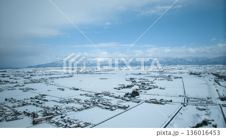 積雪の黒部川扇状地、黒部川河口付近からの眺め 136016453