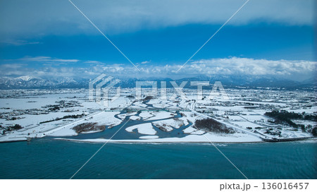 積雪の黒部川扇状地、黒部川河口付近からの眺め 積雪の黒部川扇状地、黒部川河口付近からの眺め 136016457