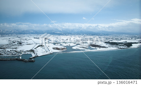 積雪の黒部川扇状地、黒部川河口付近からの眺め 積雪の黒部川扇状地、黒部川河口付近からの眺め 136016471